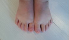 こどもの足指