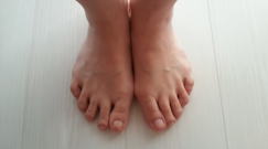 母親の足指